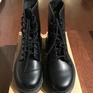 LIKE NEW Dr. Martens 1460 Mono Smooth Leather Lace Up Boots